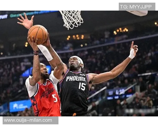 才打第二场又伤了!格林一瘸一拐被搀扶离场:美媒猜测又要歇10场